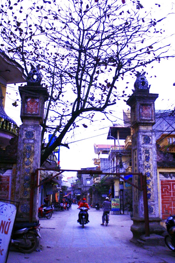 Cổng làng Phù Lưu là nơi bắt đầu của con đường đá xanh chạy dọc suốt xung quanh làng